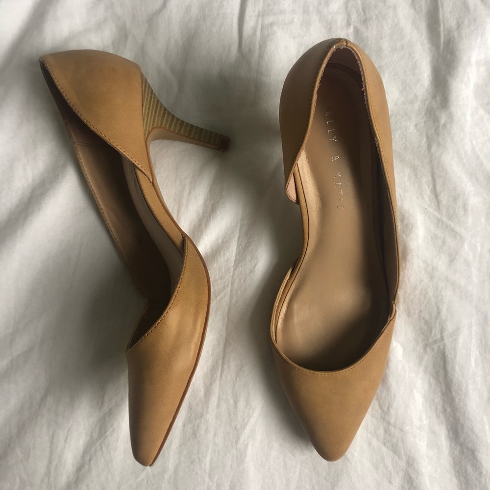 Kelly&Katie Pointed Toe Taupe Heels 💫